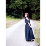 日向坂46・影山優佳、1st写真集「知らないことだらけ」通常版裏表紙は、何気ない瞬間を2人で過ごすイメージに
