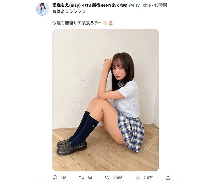 elsy・愛森ちえ、制服スカートから生脚＆太ももをセクシーにお届け！