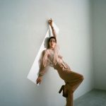 足立梨花、肩出し・美脚出しヘルシーボディ惜しみなく披露！