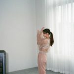 足立梨花、肩出し・美脚出しヘルシーボディ惜しみなく披露!