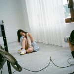足立梨花、肩出し・美脚出しヘルシーボディ惜しみなく披露！