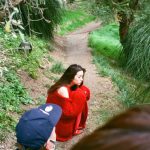 足立梨花、肩出し・美脚出しヘルシーボディ惜しみなく披露！