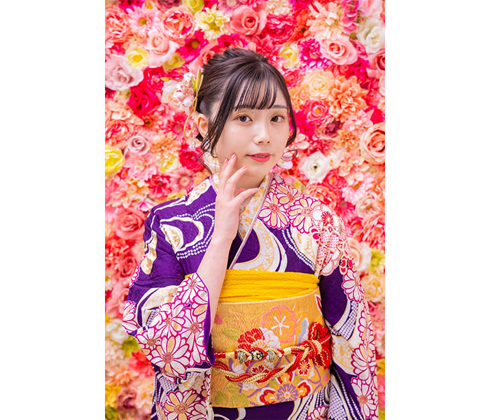 TikTokで話題の八木沢あやが艶やかな振袖姿を披露