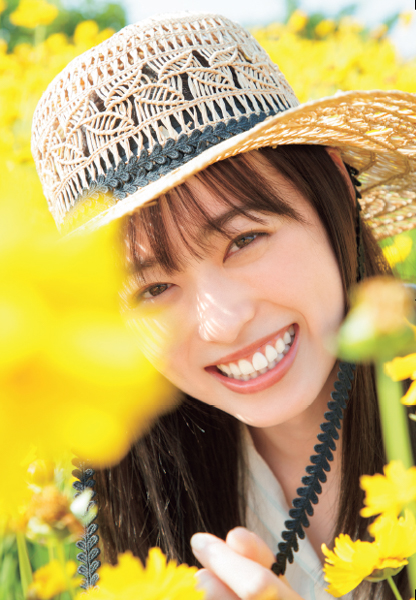 福原遥、冬の京都で透明感バツグンの笑顔を披露！フォトブック『gift』カバー公開