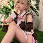 コスプレイヤー・篠崎こころ、メイドコスで生脚大胆披露！