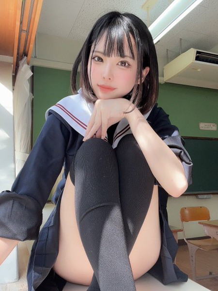 ごみちゃん、安心できない絶妙アングルの制服コスプレにファン歓喜！