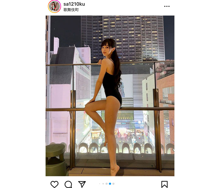 レースクイーン・林紗久羅、歌舞伎町バックに美脚ボディ大胆披露！