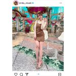 美脚ウマ女・神部美咲、ミニスカ衣装で美脚をスラリと披露