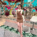 美脚ウマ女・神部美咲、ミニスカ衣装で美脚をスラリと披露