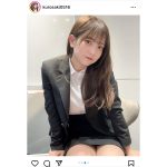 黒嵜菜々子（Peel the Apple）、太ももチラ見せ新入社員風スーツ姿に大興奮！