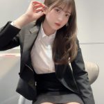 黒嵜菜々子（Peel the Apple）、太ももチラ見せ新入社員風スーツ姿に大興奮！