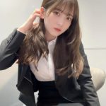 黒嵜菜々子（Peel the Apple）、太ももチラ見せ新入社員風スーツ姿に大興奮！