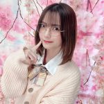 桃月なしこ、太ももチラリの制服メガネ女子に変身！