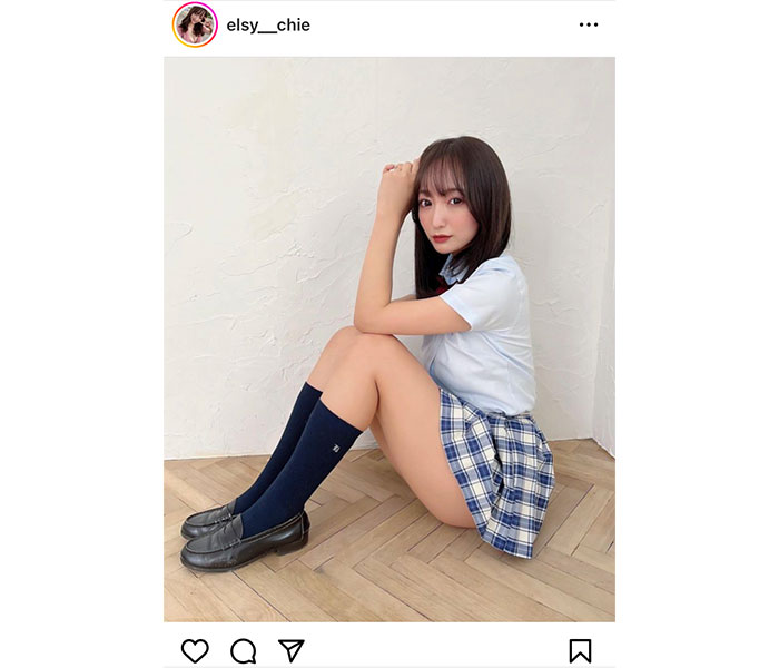 elsy・愛森ちえ、制服から生脚＆太ももをセクシーに見せつけ！