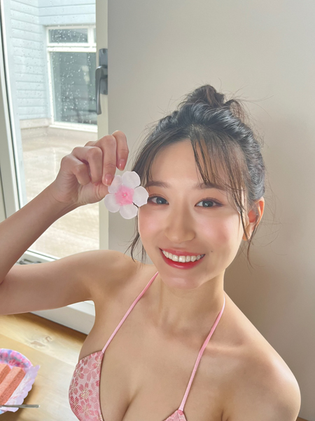 NMB48・上西怜、笑顔の花が咲く水着オフショットにファン歓喜！