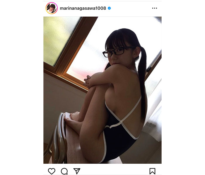 長澤茉里奈、横乳こぼれるスクール水着×メガネ×ツインテールでフェチ全開