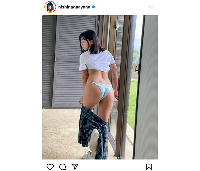 西永彩奈、ふっくら美尻あらわの脱ぎかけショットで悩殺！