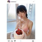 真っ白なキャンバス・小野寺梓「食べる？」、ビキニ姿で誘惑の眼差し