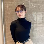 NMB48・渋谷凪咲、黒縁メガネとニットで魅せる大人コーデにドキドキ