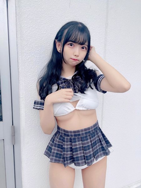 白石なこ（kimikara）、水着ハミ出る短丈制服をえちえちに着こなし！