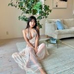 竹内花、シースルーワンピからG乳見せつけ「ふーん」