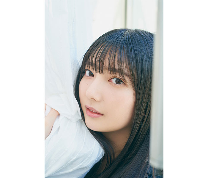 日向坂46・竹内希来里、窓越しに大人びた表情で魅せる