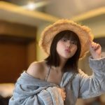HKT48・田中美久、麦わら帽子で夏先取り！プク顔ショットでセクシーに肩出し