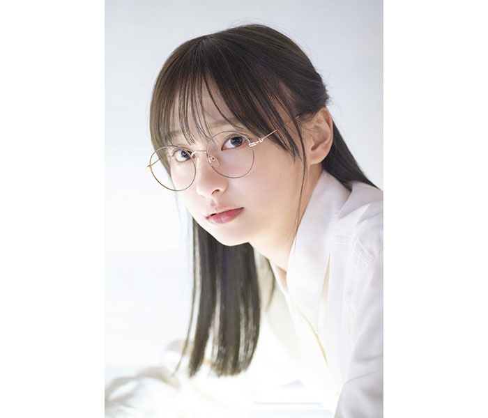 日向坂46・影山優佳、『伊達』だけど落ち着くレアなメガネ姿をTSUTAYA版裏表紙で披露