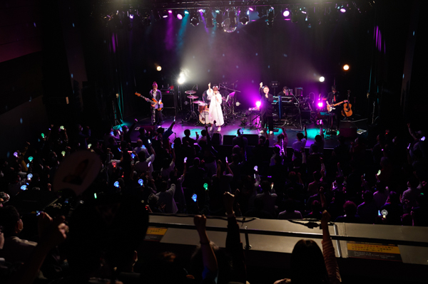 【ライブレポート】宇徳敬子、ソロデビュー30周年とバースデーを記念したアニバーサリーライヴで声出し解禁
