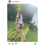 雪平莉左、自転車またがり美脚＆美尻をセクシーに見せつけ！