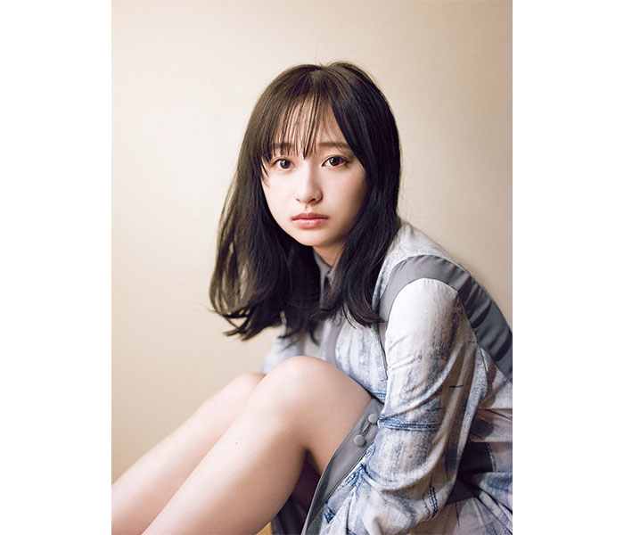 日向坂46・影山優佳、1st写真集「知らないことだらけ」楽天ブックス版裏表紙で美脚披露！雰囲気のある写真の秘密は？