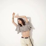 足立梨花、「ウエスト披露してます笑」大胆美ボディー披露！