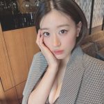 NMB48・上西怜、男装の羽織ジャケットから美谷間チラリ