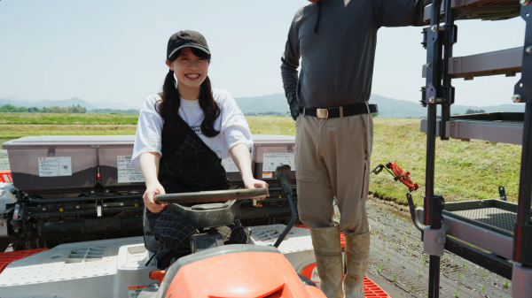 NGT48「農業プロジェクト」、中井りか、小越春花らが新潟・新発田市で田植えに挑戦