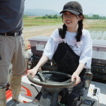 NGT48「農業プロジェクト」、中井りか、小越春花らが新潟・新発田市で田植えに挑戦