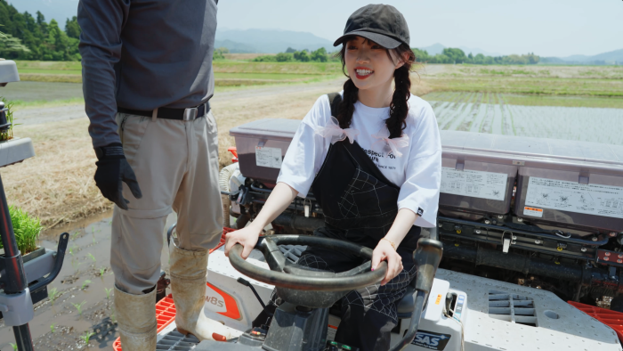 NGT48「農業プロジェクト」、中井りか、小越春花らが新潟・新発田市で田植えに挑戦