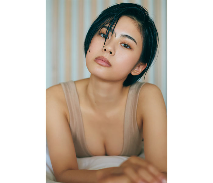 安斉星来、美谷間や背中見せの大胆カット公開！1st写真集のお渡し会イベントも7月開催
