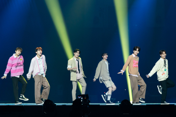 【写真特集】「KCON 」初登場のDXTEEN、ポップな衣装で初々しいパフォーマンス！＜KCON JAPAN 2023＞