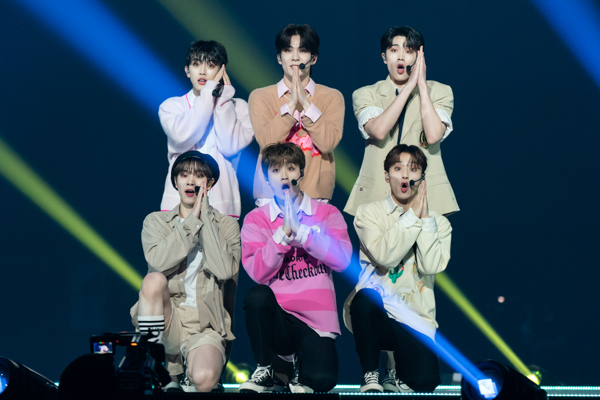 【写真特集】「KCON 」初登場のDXTEEN、ポップな衣装で初々しいパフォーマンス！＜KCON JAPAN 2023＞