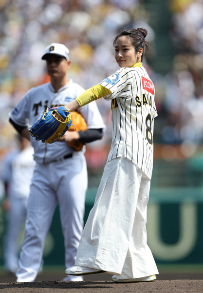 藤間爽子、甲子園球場で初の始球式に挑戦