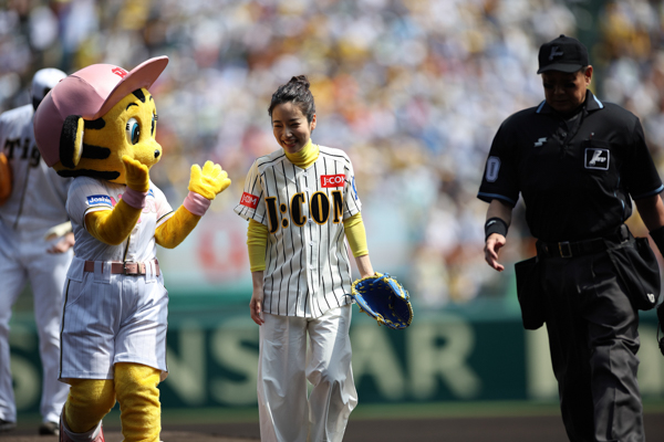 藤間爽子、甲子園球場で初の始球式に挑戦