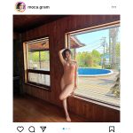 橋本萌花、ヌーディーカラーの水着をセクシーに着こなし