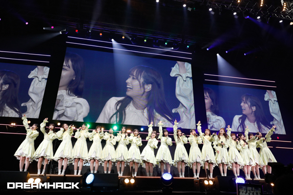 日向坂46、黄色の新衣装でライブパフォーマンス！＜DreamHack Japan 2023＞