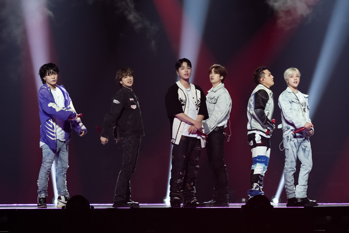 【写真特集】iKON、カジュアルなファッションで魅せるパワフルなパフォーマンス！＜KCON JAPAN 2023＞