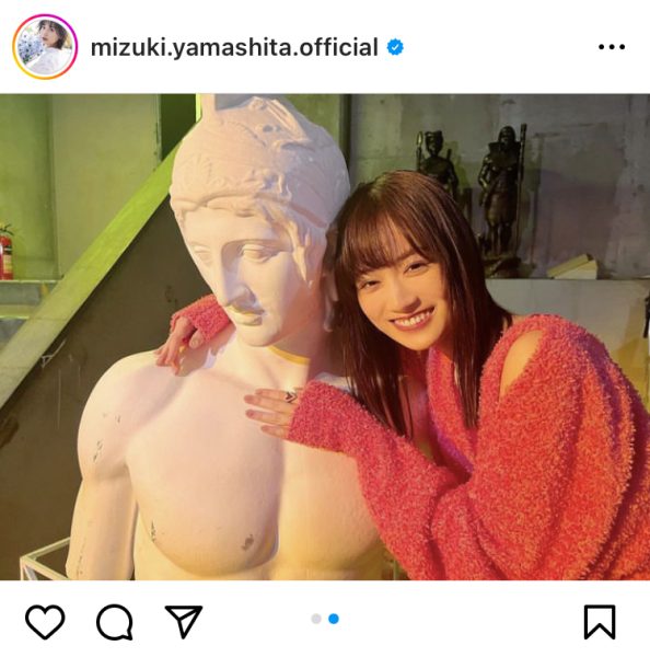 乃木坂46・山下美月、イタズラな笑みを浮かべギリシャ銅像とシュールな2ショット！