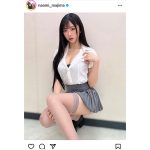 真島なおみ、「最高の絶対領域」と話題の制服風コスで大胆肌見せ