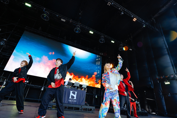 SKY-HI&BE:FIRSTがSKY STAGEに出演！激しいパフォーマンスで魅了＜JAPAN JAM 2023＞