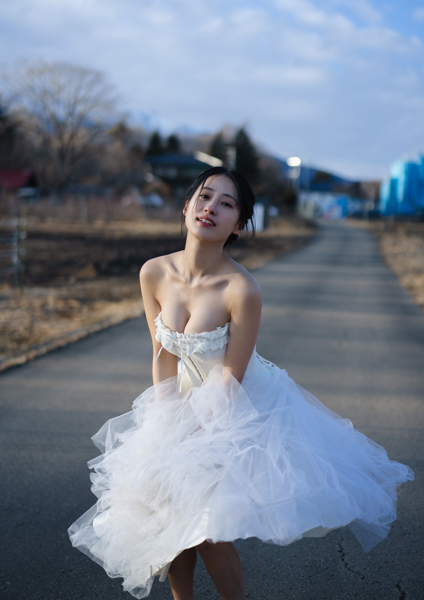 澄田綾乃、ウエディングドレスから肌見せビキニまで！メリハリボディを存分に収めたデジタル写真集配信中