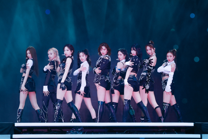 TWICE、セクシーな美脚見せ衣装で5度目のワールドツアー日本公演を大阪からスタート！