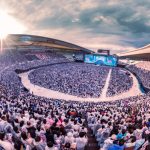 TWICE、セクシーな美脚見せ衣装で5度目のワールドツアー日本公演を大阪からスタート！